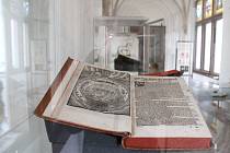 Unikátní výstava Topografické poklady ze sbírek Lichnovských odhalí čtyřicet skvostů knihovny Bílého zámku v Hradci nad Moravicí. Od úterý je přístupná návštěvníkům.