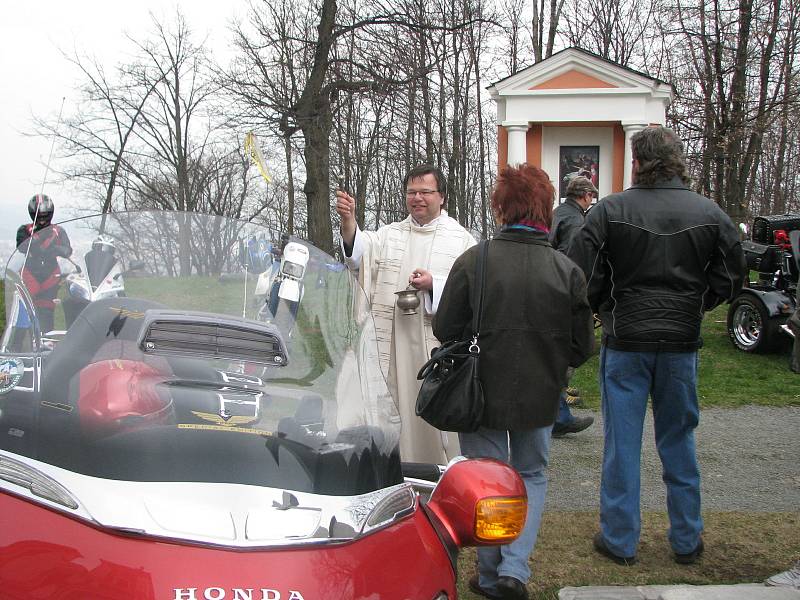 Krnovští motorkáři tradičně zahajují sezonu setkáním před poutním chrámem na Cvilíně. Vzpomínají na zesnulé kamarády a přijmou boží požehnání.