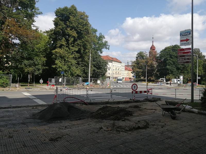 Modernizace semaforů a výměna vodovodu a plynovodu na křižovatce u „Bezručáku“. Opava, 25. července 2021.