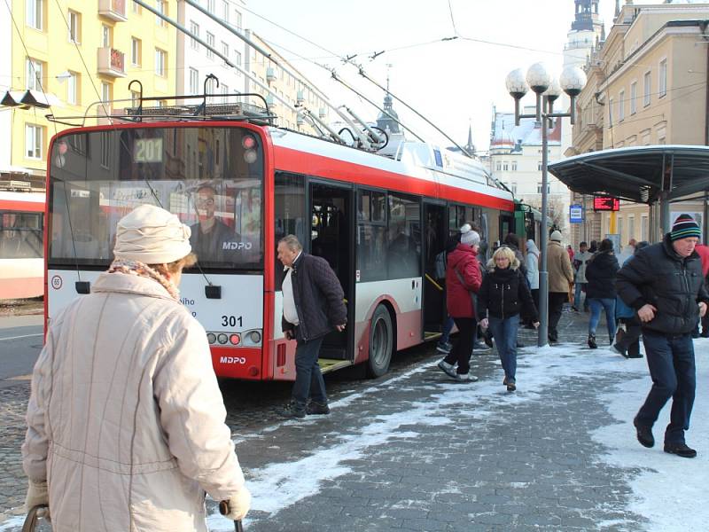 Cestování městskou hromadnou dopravou je pro seniory nad sedmdesát let zdarma.