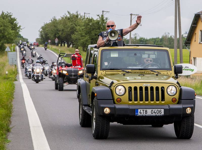 Motorkáři se o víkendu vydali společně z Opavy do Krnova a zpátky. Víkendová akce byla uspořádána jako oslava pro čtveřici motorkářů, kteří slaví životní jubileum.