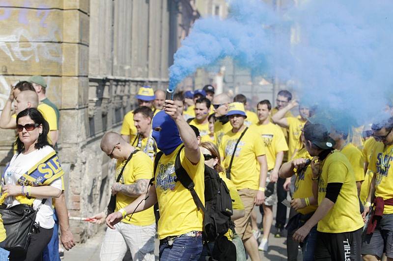 Fanoušci Slezského FC Opava při cestě na Andrův stadion.