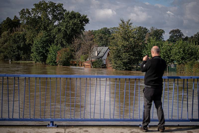 V kravařské části Dvořisko na Opavsku se rozvodnila řeka Opava, 15. října 2020.