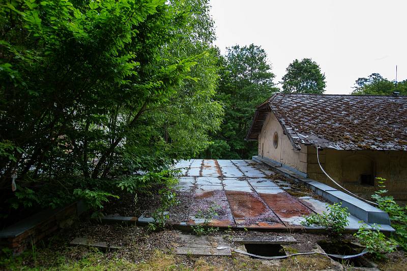 Jánské Koupele (německy Bad Johannisbrunn), dříve také Melčské lázně, jsou bývalé lázně ležící severozápadně od Vítkova v okrese Opava, v rozsáhlých lesích při řece Moravici. Celý areál byl roku 2005 zapsán do seznamu kulturních památek České republiky. P