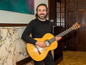 Kytarista Milan Bátor z Opavy ozvláštnil legendární Beatles. Může vyhrát cenu.