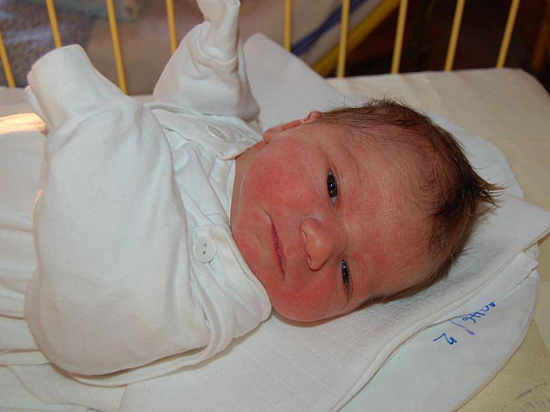 Sebastian Mičker se narodil 22. listopadu, vážil 4,32 kg a měřil 53 cm. „Je to naše první miminko. Našemu miláčkovi Sebastiankovi přejeme, ať vyrůstá ve zdraví, štěstí a lásce,“ popřáli miminku rodiče Michal a Milena Mičkerovi z Opavy.