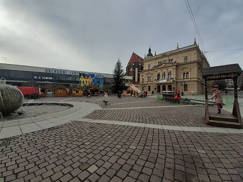 Obnovil se charitativní prodej občerstvení na Horním náměstí před Slezankou. 2. prosince 2021, Opava.
