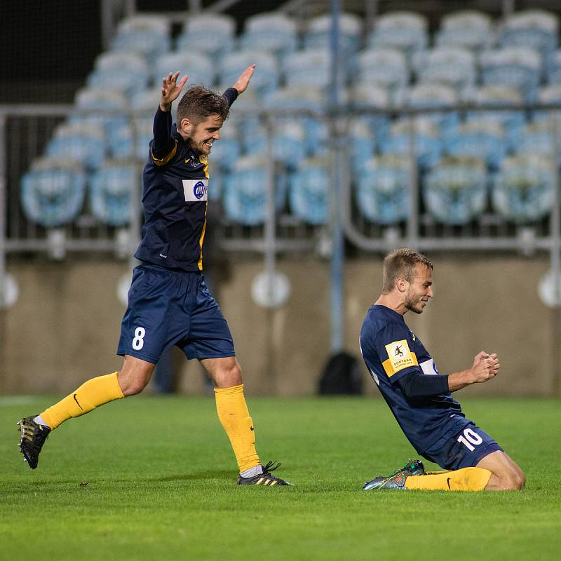 Opava - Zápas 9. kola Fortuna národní ligy (FNL) mezi SFC Opava a FC Sellior & Bellot Vlašim hrané v Opavě 23. září 2017. Tomáš Jursa, Nemanja Kuzmanovič - o, gól, radost