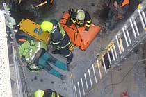 Hlavně lezecká skupina profesionálních hasičů z Opavy měla práci u případu, který se stal v úterý dopoledne v Háji ve Slezsku.
