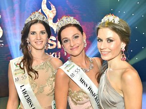 O víkendu proběhlo vyhlášení soutěže Miss Hasička ČeskoSlovensko 2015. Své želízko v ohni mělo také Opavsko. A to díky půvabné Lence Kotulové z Bělé (vpravo), která si nakonec došla pro titul II. vicemiss.