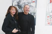 Petr Kuba na vernisáži s galeristou Liborem Hřivnáčem a svou manželkou, jeho exponáty a návštěvníci vernisáže.