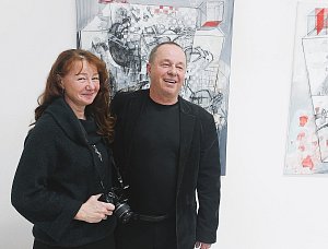 Petr Kuba na vernisáži s galeristou Liborem Hřivnáčem a svou manželkou, jeho exponáty a návštěvníci vernisáže.