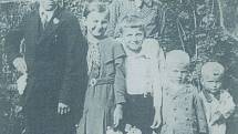 BABIČKA Emilie Bartlová s vnuky, rok 1934. Edmund Bolacký, Edita B., Ehard B., Evald B. A Evžen Bolacký.