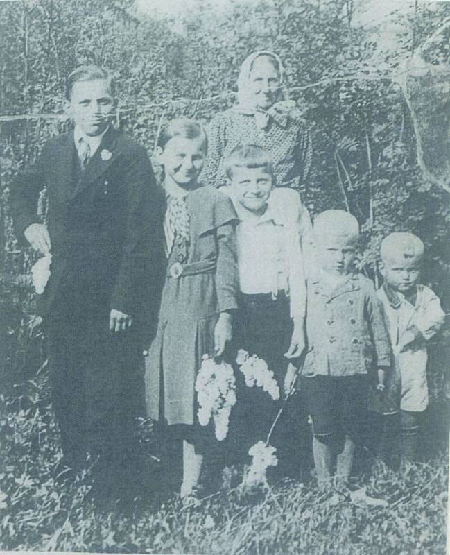 BABIČKA Emilie Bartlová s vnuky, rok 1934. Edmund Bolacký, Edita B., Ehard B., Evald B. A Evžen Bolacký.