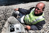 Helmut Šafarčik na pláži jezera Bajkal s pamětní deskou věnovanou otci Hubertovi. Je na ní nápis: Tento nádherný pohled na jezero Bajkal věnuji Tobě, táto. Chtěl jsem ti splnit sen.