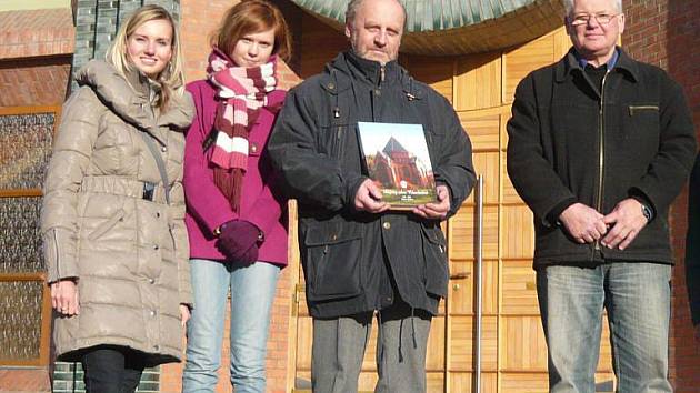 Setkání badatelů v Chuchelné. Na fotce zleva: Petra Neubertová, Monika Jedličková, doktor Zbyněk Holub a starosta obce Josef Kubný.