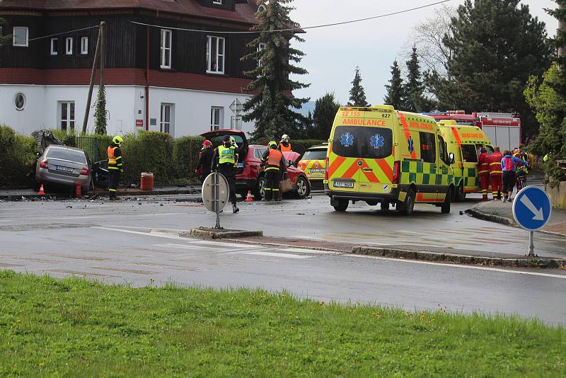 Dopravní nehoda v Hradecké ulici v pátek 30. dubna ráno.