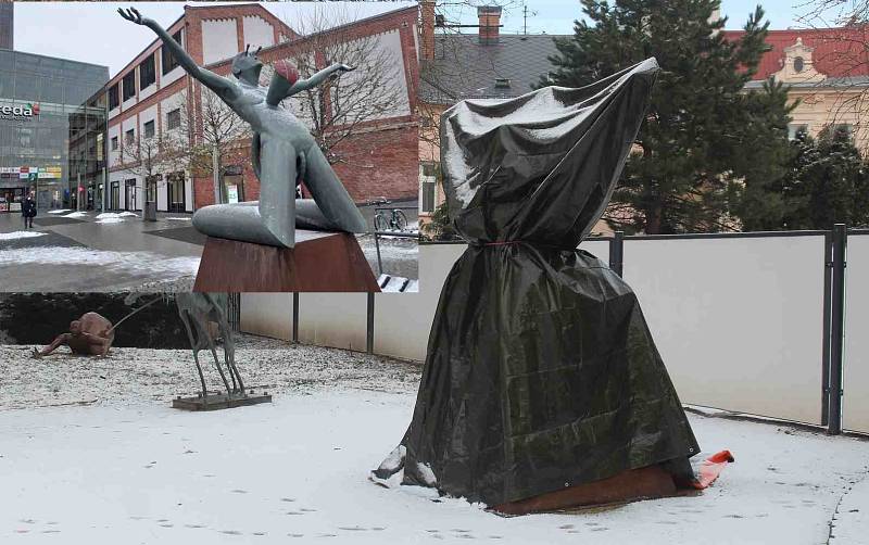 Takto skončila socha Ego v zahradě Domu umění. Zakrytá plachtou. Jestli už je to definitivní tečka za jejím opavským příběhem, je zatím nejasné. 28. prosince 2021, Opava.