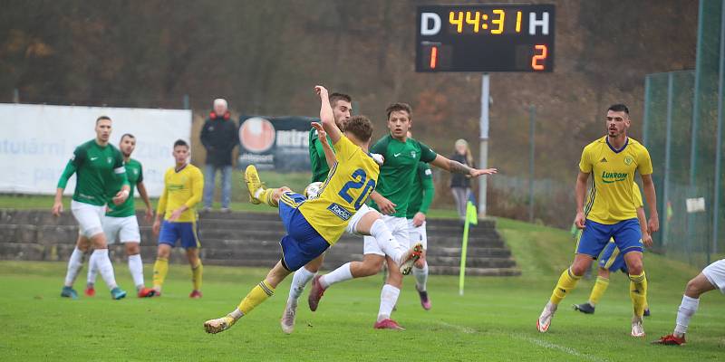 Fotbalisté Zlína B (žluté dresy) v posledním domácím zápase podzimní části třetí ligy podlehli Hlučínu 2:3.