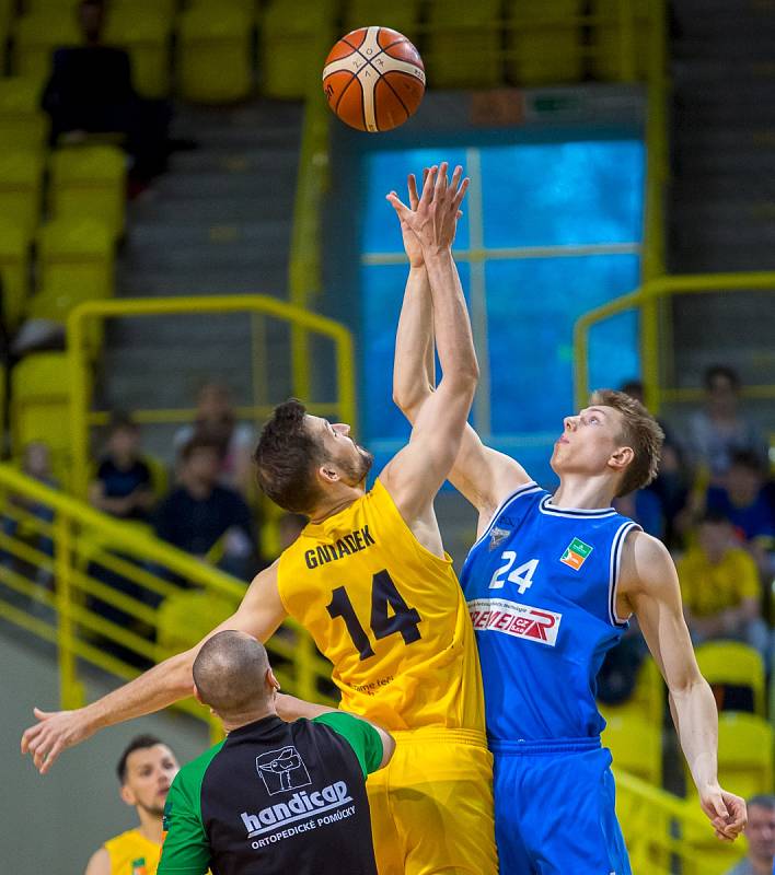 BK Opava – USK Praha 72:57 (24:11, 42:26, 59:44)