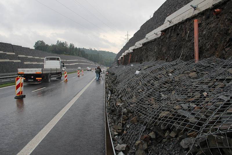 V pondělí 18. září sesunula část gabionové stěny u silnice I/11.