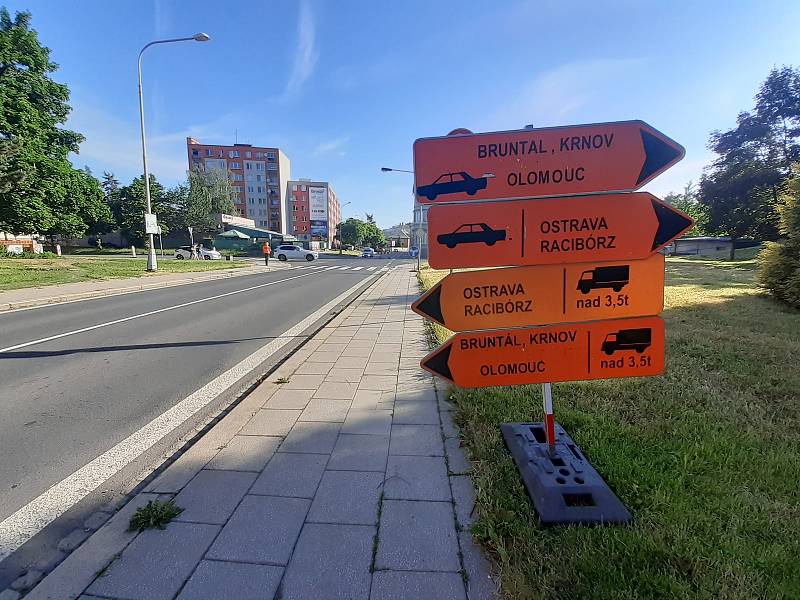 Hradeckou ulicí do centra města neprojedete do 25. června. Opava, 15. června 2021.