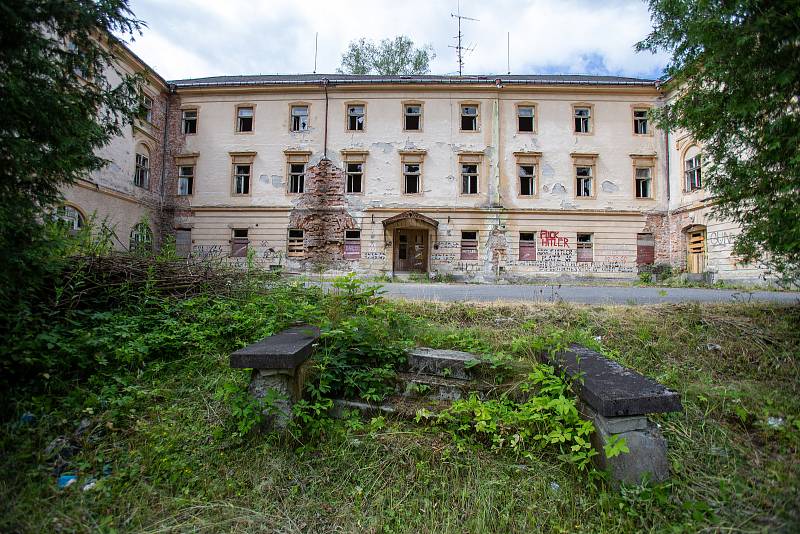 Jánské Koupele (německy Bad Johannisbrunn), dříve také Melčské lázně, jsou bývalé lázně ležící severozápadně od Vítkova v okrese Opava, v rozsáhlých lesích při řece Moravici. Celý areál byl roku 2005 zapsán do seznamu kulturních památek České republiky. P