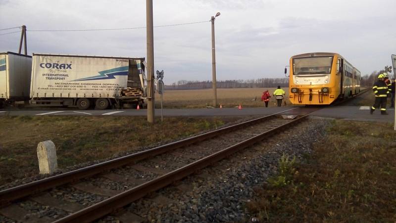 Následky srážky osobního vlaku a nákladního automobilu na přejezdu u Otic. 
