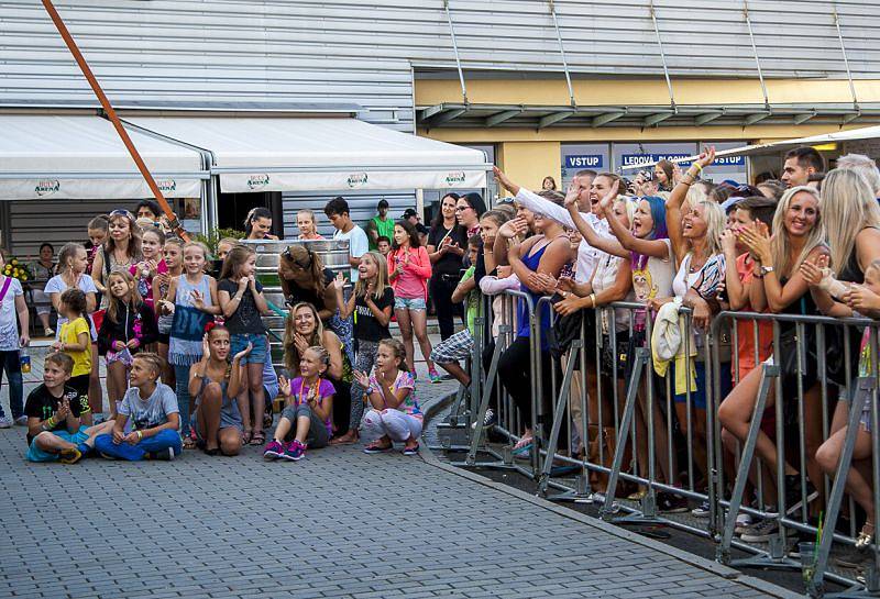 V neděli se návštěvníci odpustu mohli těšit na známá jména. Na pódiu se totiž vystřídala československá dvojice zpěvaček Dara Rolins a Lucie Bílá.