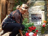Uctít padlého vojáka přišli vojáci a starostka Dobroslavic. Přicestovali i vnuci a vnučky majora Ganži s rodinami.