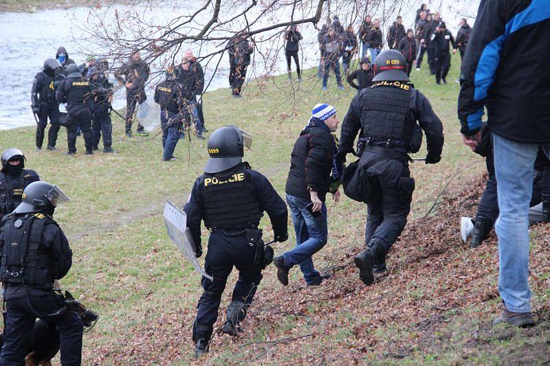 Padesát zadržených fanoušků a další, kteří utrpěli zranění. I takto dopadlo derby mezi Slezským FC a ostravským Baníkem, jež hosté vyhráli 1:0.