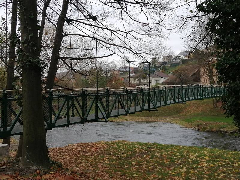 Opravená visutá lávka přes řeku Moravici. Listopad 2020.