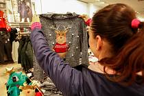 Vánoční svetr se sobem by mohl být podle některých obchodníků dárkovým hitem letošních Vánoc.