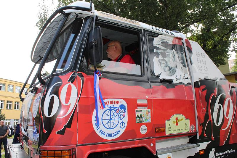 Jedna ze zastávek Trofeo Niké Jeseníky 2019 byla i v Opavě. Kolona historických vozidel vyrobených mezi lety 1907 až 1975 přijela do Slezské nemocnice.