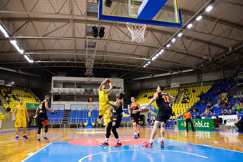 Zápas 3. kola basketbalové Kooperativa NBL mezi BK Opava a Sluneta Ústí nad Labem.