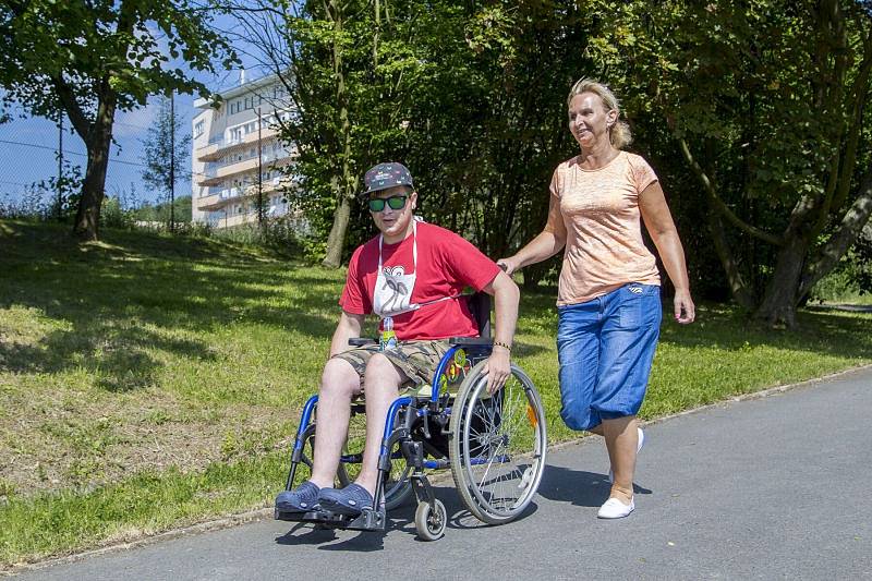 Centrum sociálních služeb v Hrabyni uspořádalo druhý ročník Štafetového maratonu na kolečkách.