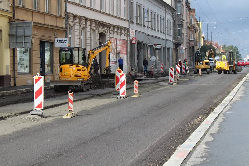 V krnovské ulici se aktuálně frézuje povrch silnice a provoz řídí semafory. Úplná jednodenní uzavírka v obou směrech proběhne nejspíše 3. listopadu.