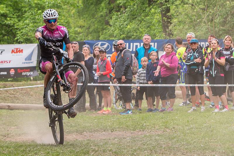 Závod na horských kolech pro širokou veřejnost od 2 let.Adrenalinová trať ve Slavkovském lesíku s překážkami.Ondřej Zelený