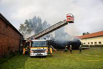 Zásah hasičů na farmě v Klokočově, 176. srpna 2023.
