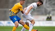 Brno - Zápas 6. kola fotbalové FORTUNA:LIGY mezi SFC Opava a MFK Karviná 25. srpna 2018 na Městském stadionu v Brně. Dominik Simerský (SFC Opava) a Petr Galuška (MFK Karviná).