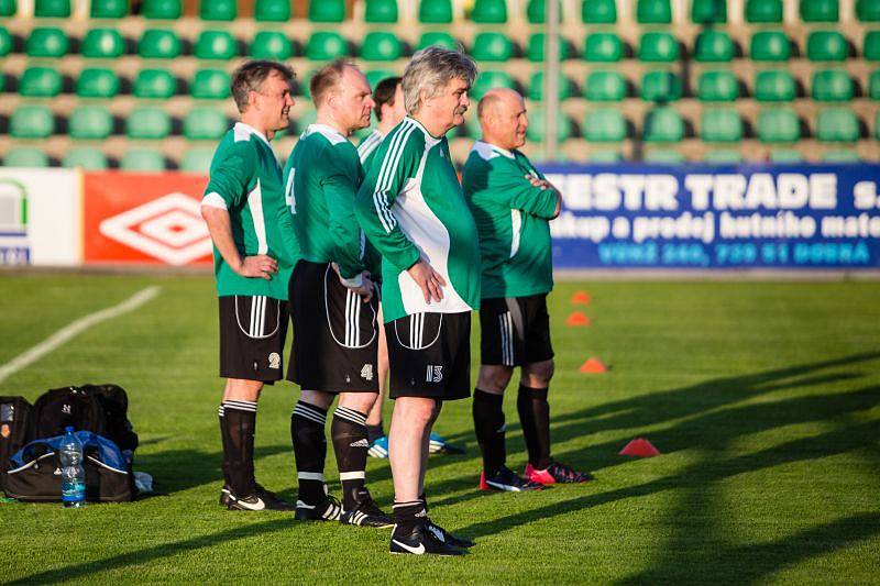 Zatímco hokejisti se na právě probíhající mistrovství světa utkávají na ledě, fanoušci porovnávají své síly na fotbalovém trávníku. V minulém týdnu se střetl fotbalový tým fanoušků z Finska s hlučínským výběrem.