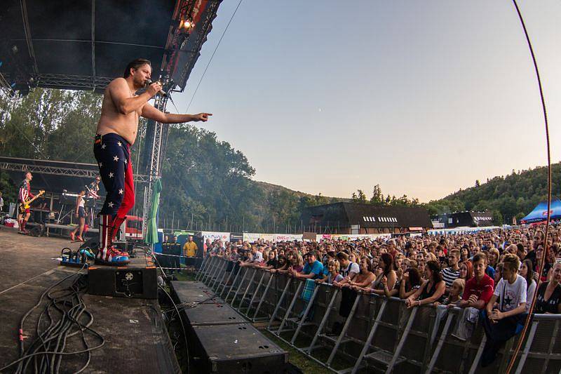 Téměř dvě desítky kapel a zpěváků se představily v Hradci nad Moravicí na letošním festivalu Moravské hrady. Přišly se na ně podívat tisícovky lidí.