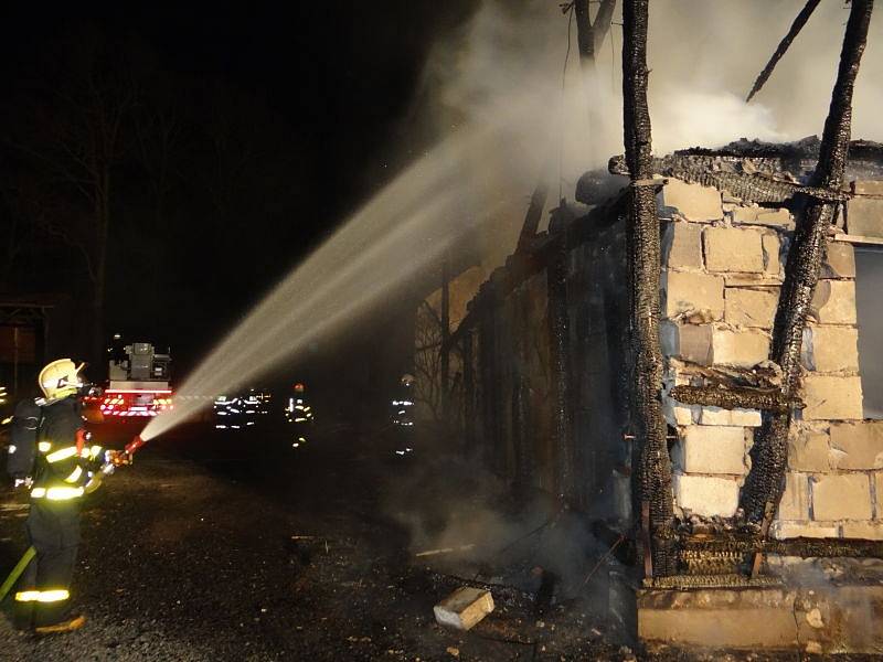 Patnáct jednotek profesionálních a dobrovolných hasičů zasahovalo u požáru, který v sobotu zachvátil objekt bývalého hotelu a stodoly u Šilheřovic.
