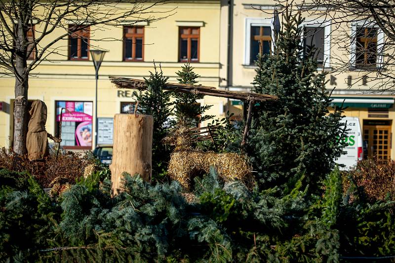 Mírové náměstí v Hlučíně zdobí velký adventní věnec, 7. prosince 2019.