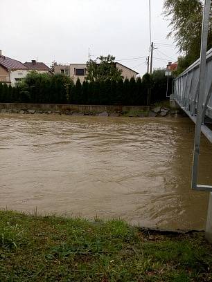 Situace na řece Hvozdnice v Oticích ve středu 14. října v 8.30.