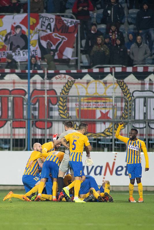 Opava - Zápas 17. kola FORTUNA:LIGY mezi SFC Opava a SK Slavia Praha 3. prosince 2018 na Městském stadionu v Opavě. Hráči Opavy, gól, radost.