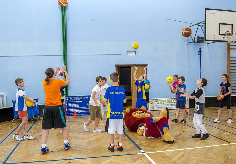 Velká basketbalová roadshow se konala v tělocvičně Základní školy Otické v Opavě. 