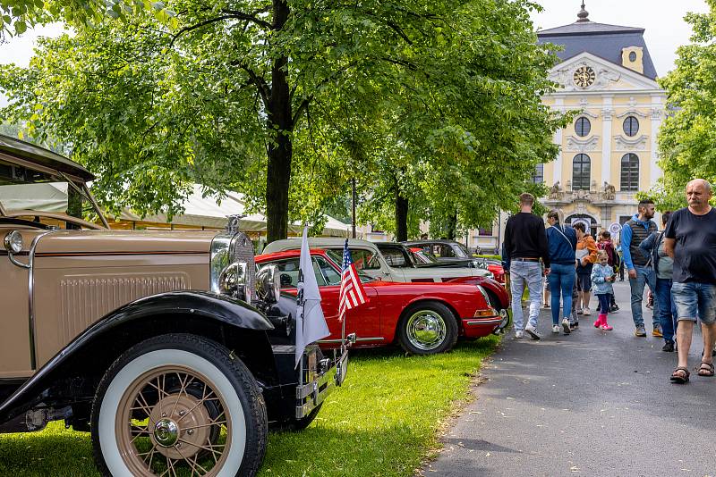 Veteráni v zámeckém parku v Kravařích, účastníci jubilejního dvacátého ročníku Prajzské rallye, sobota 4. června 2022.