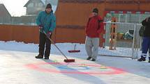 Po hokejovém open air zápasu ve Větřkovicích následoval curling.