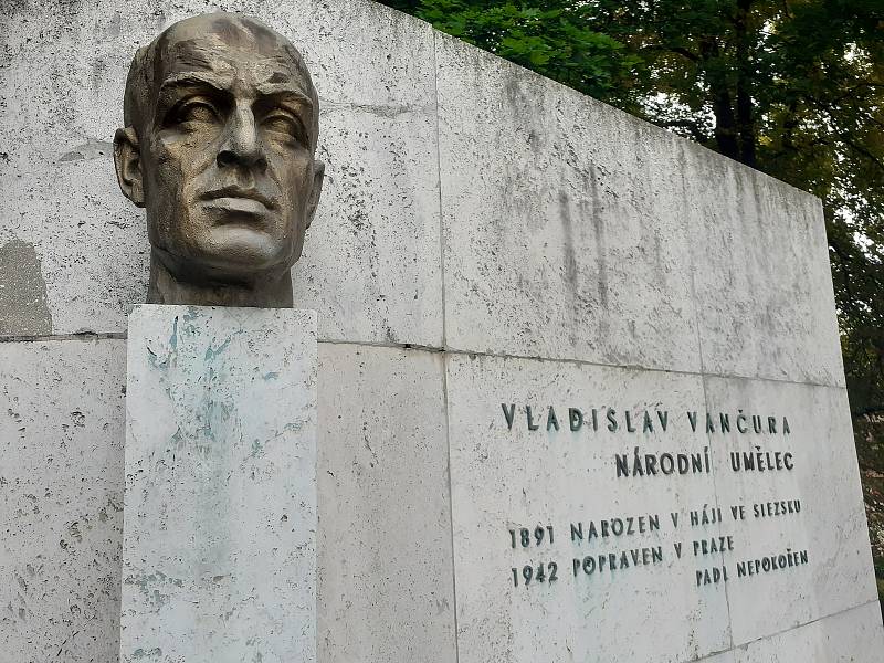 Pomník Vladislava Vančury v Háji ve Slezsku.